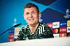 Toni Kroos lächelnd auf einer Pressekonferenz