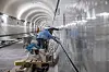 Fliesenleger am Werk im Alten Elbtunnel