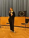 Anna Dillschneider spricht bei einer Volt-Veranstaltung zum Thema Einsamkeit.