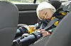 Ein 65-Jähriger hat ein vier Monate alte Baby im Auto zurückgelassen – eine Passantin beruhigte das Kind. (Symbolbild)
