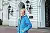 Frau mit kurzen Haaren im blauen Mantel