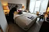 Eine Mitarbeiterin des Hamburger Luxushotels „Vier Jahreszeiten“ bereitet ein Zimmer für die nächsten Hotelgäste vor (Symbolbild).