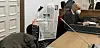 Die Angeklagte verbirgt im Gerichtssaal im Oberlandesgericht ihr Gesicht hinter einer Zeitung neben ihrem Anwalt.