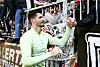 Nikola Vasilj klatscht nach dem Sieg gegen Kiel mit den Fans am Zaun ab.