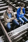 Mirco und Jason von Juterczenka auf Bahngleisen