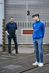 Mirco und Jason von Juterczenka vor einem Tor