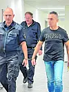 Der Angeklagte Tadeusz T. (r.) auf dem Weg in den Gerichtssaal