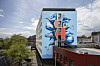 Ein Mural mit Walen an einer Hauswand
