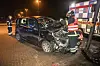 Das beschädigte Auto wurde von der Feuerwehr begutachtet. Es war nicht mehr fahrbereit.