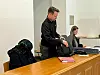 Die Angeklagte verbirgt ihr Gesicht hinter ihrem Schal.