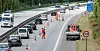 Arbeiter bereiten eine Fahrbahnverschwenkung auf der A23 vor.