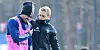 Schmerz, lass nach: Nachdem sich Jeremy Dudziak (l.) an der Schulter verletzte, eilte HSV-Physio Zacharias Flore sofort zu Hilfe.