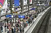 Passagiere warten in der Wandelhalle am Hamburger Hauptbahnhof auf ihren verspäteten Zug. (Archivbild)