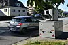 Ein Auto fährt an einem mobilen Blitzer vorbei.