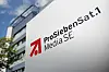 Das Unternehmenslogo der ProSiebenSat.1 Media SE ist vor einem Bürogebäude des Medienunternehmens in Unterföhring (Bayern) zu sehen.