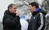 Sportvorstand Stefan Kuntz und HSV-Trainer Merlin Polzin tauschen sich vor dem Anpfiff in Ulm aus.