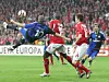 Ein Tor wie ein Gemälde. Mladen Petric trifft per Fallrückzieher zum 2:1 für den HSV.