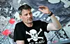 Alexander Blessin gestikuliert bei einem Interview