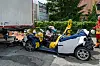 Der Ford wurde unter einen Laster geschleudert. Alle Insassen wurden schwer verletzt.