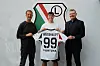 Nicht nach Plan: Noah Weißhaupt wollte unbedingt zurück zu St. Pauli – jetzt ist er bei Fredi Bobic (l.) in Warschau gelandet.