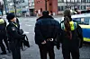 Ein Mann wurde festgenommen. Die Polizisten brauchten bei ihm zwei Handschellen.