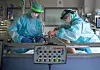 Intensiv-Pflegekräfte versorgen einen schwer mit Corona erkrankten Patienten. Eine UKE-Studie hat nun untersucht, wie viele Corona-Tote an oder mit dem Virus gestorben sind.