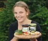Lara Johannsen (24) mit Tannenpesto und -Gelee.