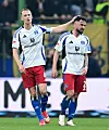 Trost vom Kapitän: Sebastian Schonlau (l.) spricht Marco Richter Mut zu. Teile der Fans waren nicht ganz so gnädig.