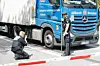 Polizisten inspizieren den Unfallort und machen Fotos.