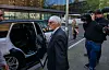 Bernie Ecclestone an einem Auto