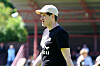 Benjamin Liedtke mit Cap und St. Pauli-Shirt auf dem Rasen an der Wolfgang-Meyer-Sportanlage