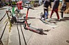 Stehen überall, oft auch im Weg: E-Scooter.