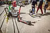 Stehen überall, oft auch im Weg: E-Scooter.