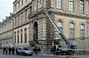 Polizisten stehen neben einem Möbelaufzug, mit dem Einbrecher in das Louvre-Museum eindrangen.
