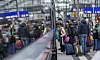 Zahlreiche Reisende steigen am Hauptbahnhof in einen ICE-Zug der Deutschen Bahn.
