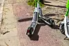 Mehrere E-Scooter stehen in Hamburg auf dem Gehweg