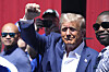 Donald Trump reckt bei einer Veranstaltung seinen rechten Arm mit geballter Faust in die Höhe.