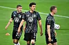 Robin Gosens und Mats Hummels beim Aufwärmen