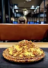 Der „Ufo Burger“ kommt mit Käsesoße, Speck und Röstzwiebeln daher.