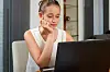 Junge Frau am Laptop
