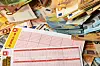 Eurojackpot-Schein und Bargeld.