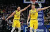 Jonas Jerebko zusammen mit Stephen Curry bei den Golden State Warriors.