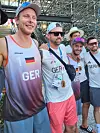 Nils Ehlers und Clemens Wickler feiern mit Georg Grozer