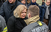 Innenministerin Nancy Faeser (SPD) spricht nach dem Anschlag von Magdeburg mit einem am Einsatz beteiligten Feuerwehrmann.