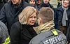 Innenministerin Nancy Faeser (SPD) spricht nach dem Anschlag von Magdeburg mit einem am Einsatz beteiligten Feuerwehrmann.