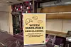 Auf einem Schild in einer Backfiliale steht „wegen Insolvenz geschlossen“.