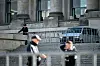 Polizisten vor dem Reichstagsgebäude.