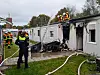 Feuerwehrleute sind am Brandort im Einsatz.