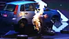 Ein Stuntman wechselt Reifen an einem Auto, während sein Anzug in Flammen steht.