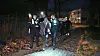 Im Schwarzenbergpark in Hamburg-Harburg nehmen Polizeibeamte nach einem mutmaßlichen Drogenhandel mehrere Personen fest.